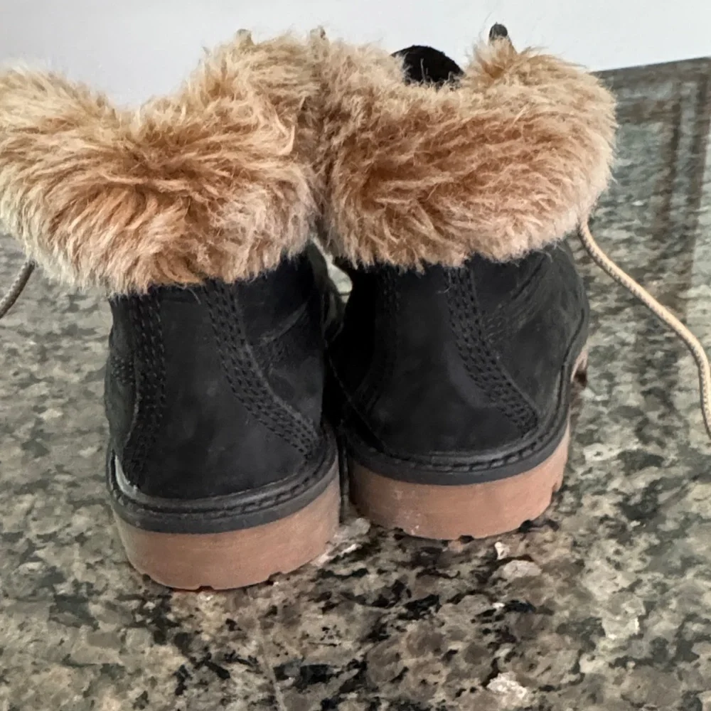 Timberland Black Boots with Tan Fur Trim EUC 10 toddler